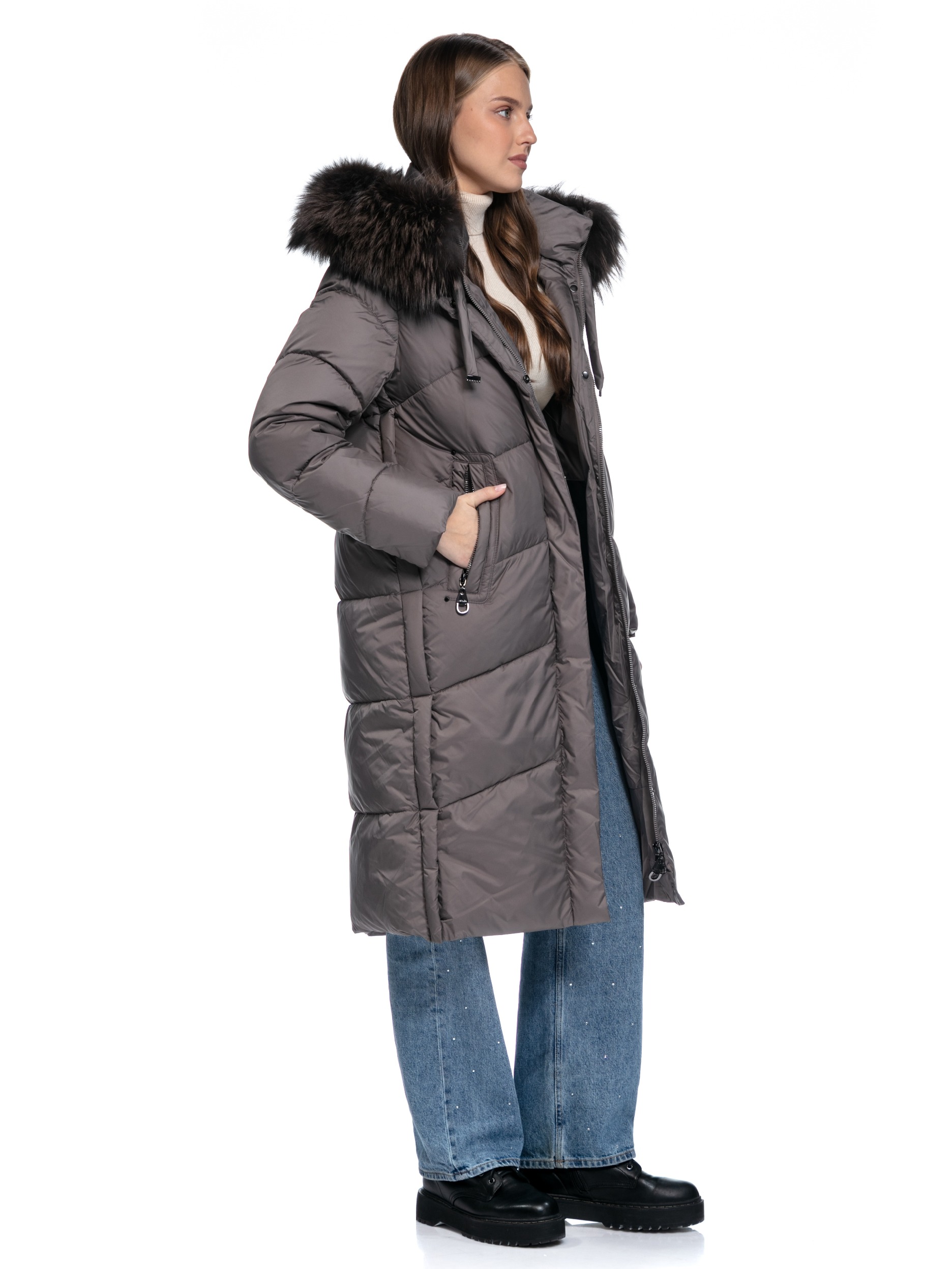Текстильное зимнее пальто на синтепоне с капюшоном, отделкой из меха енота